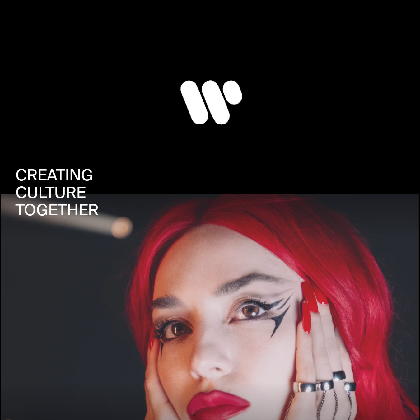 Warner Music Website: Porträt von Künstlerin Ava Max mit knallroten Haaren